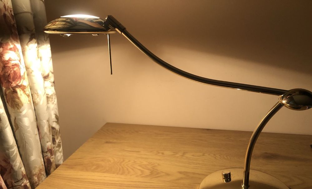 Лампа за бюро с димируемо копче