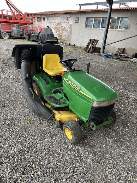 Tractoras John Deere tuns gazon/iarba
