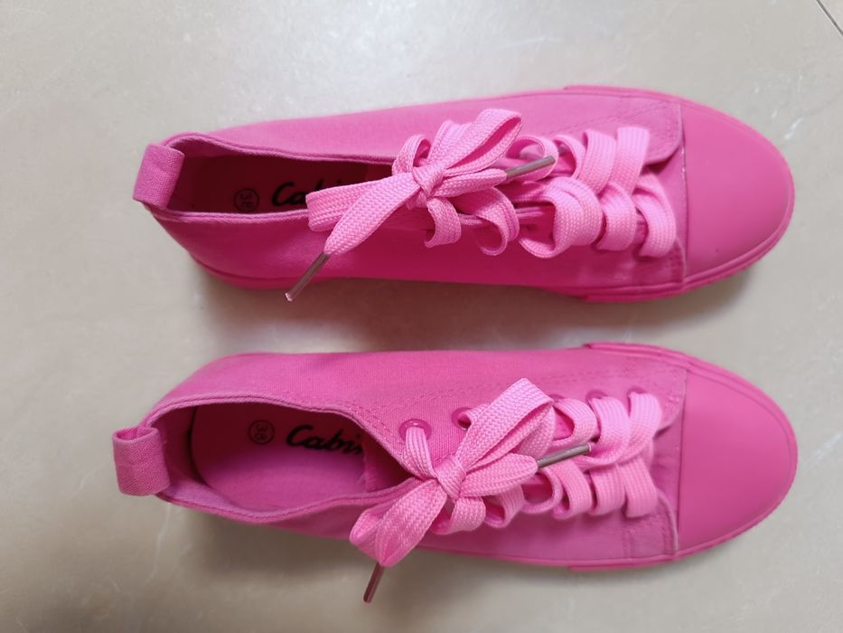 Продавам нови розови кецове от текстил