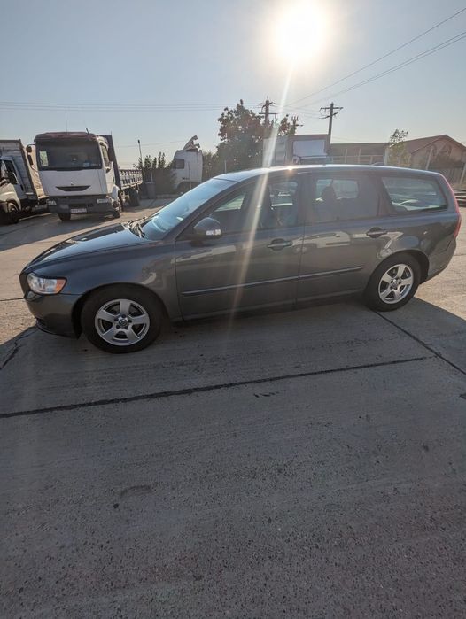 Vând  Volvo v50 an 2011