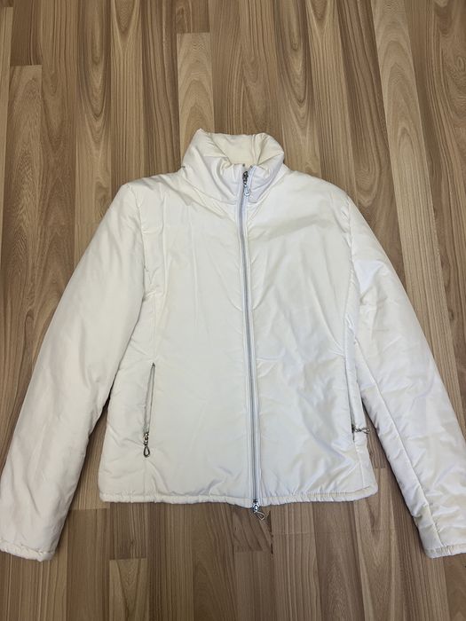 Geaca alba cu model pe spate