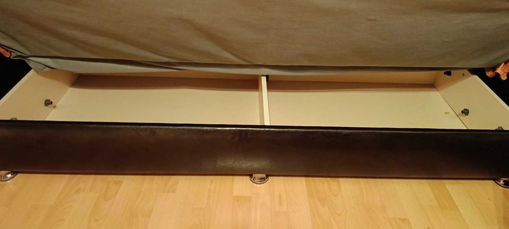 голям разтегателен диван с място за багаж и 2 възглавници