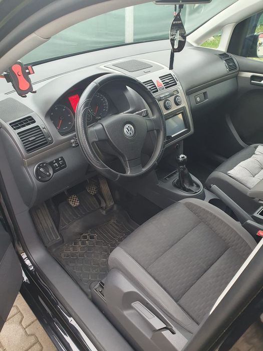 Vând Wolkzvagwn Touran  stare impecabila