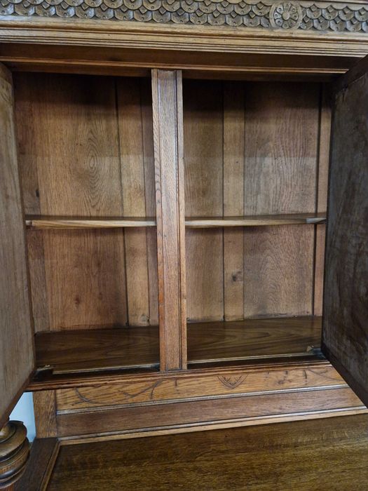 Резбован дъбов бюфет с огледални врати на две части