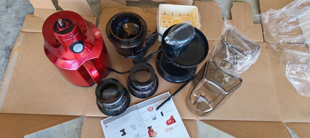Бавна сокоизстисквачка Greenis Slow Juicer – като нова, пълен комплект