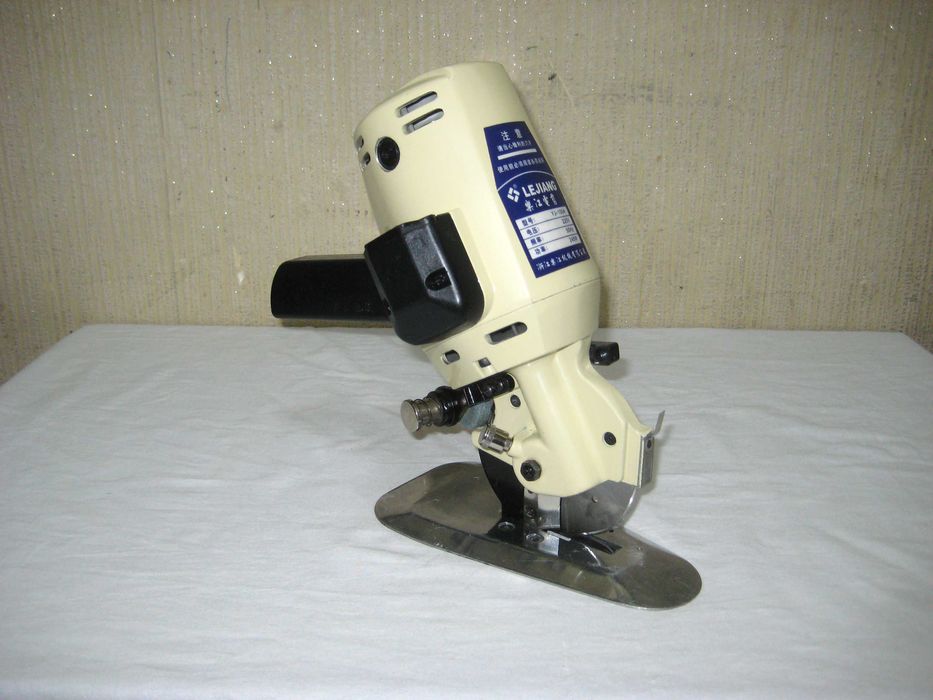 Раскройный нож дисковый LEJIANG 100мм для ткани почти новым состоянии!