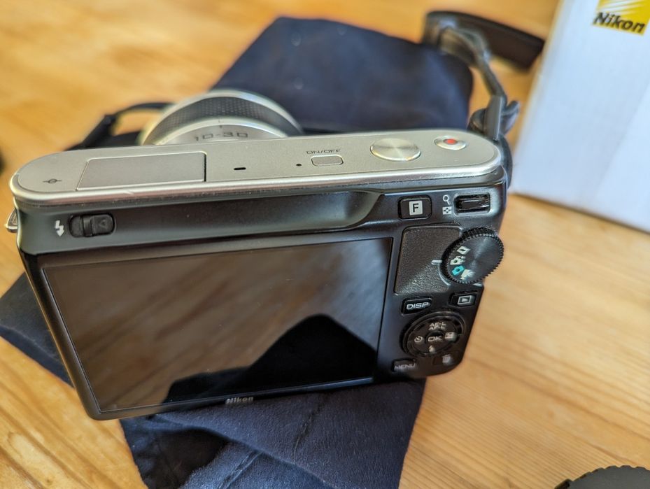 Фотоапарат Nikon J1