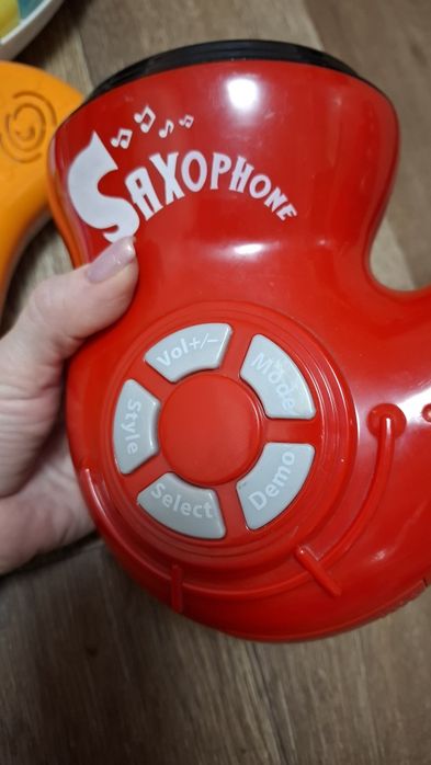Игрушечная гитара и саксофон