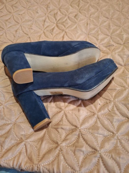 Велурени официални обувки с широк ток