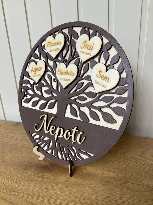 Copacul familiei din lemn cu inimi gravate