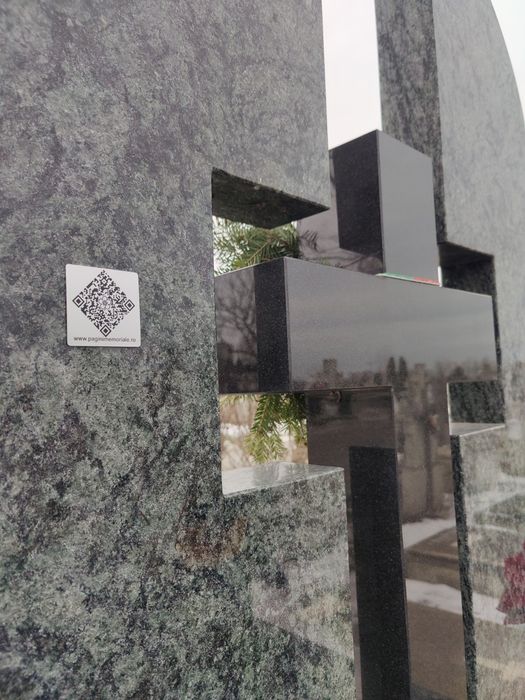 Plăcuță QR pentru monument + Pagină memorială digitală