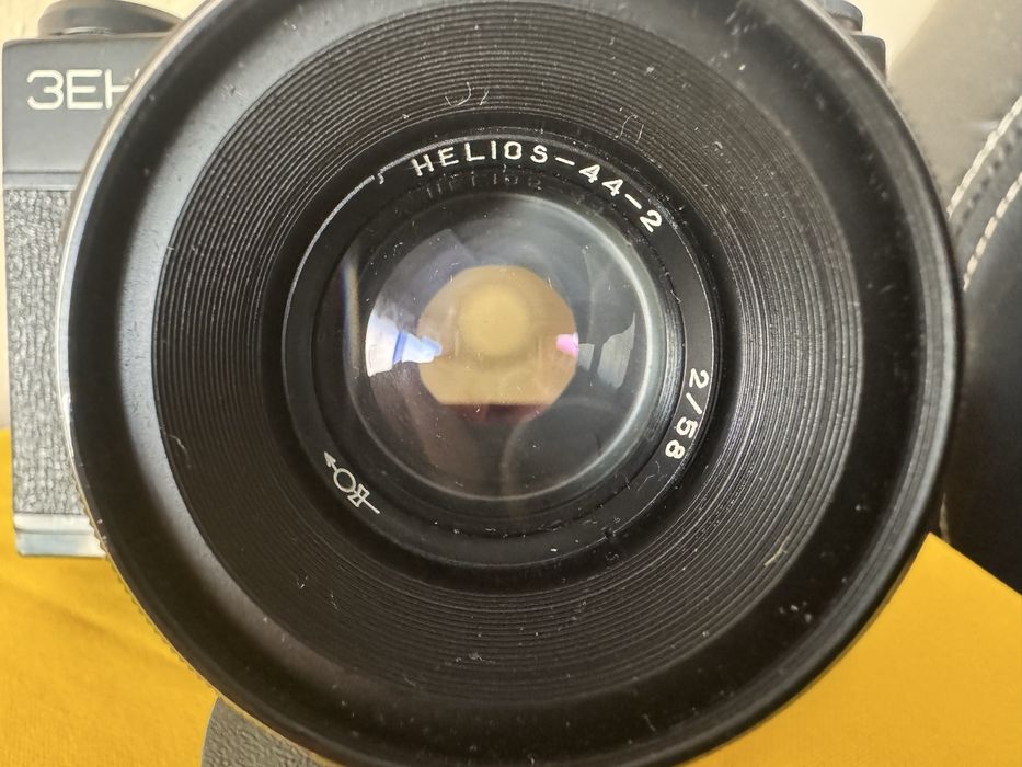 Продавам ползвани руски фотоапарат Зенит и светкавица Норма.