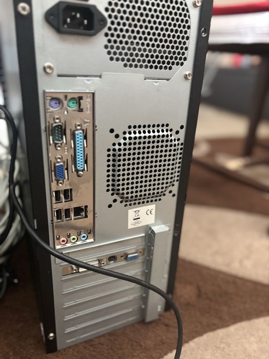 Продавам настолен компютър