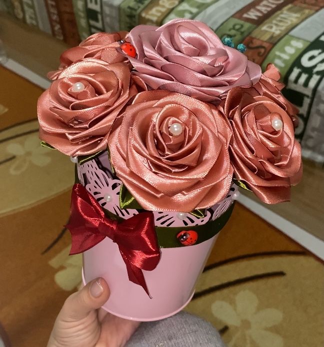 Ръчно изработени букети от сатенени рози