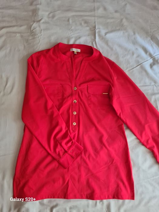 Женская рубашка красного цвета