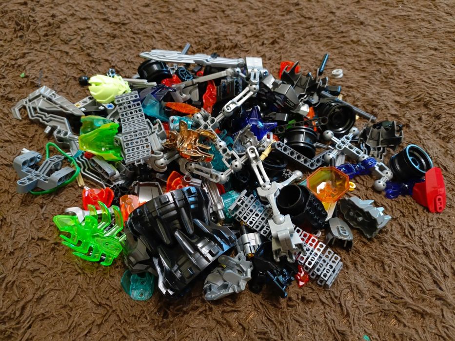Детальки лего биониклов Lego
