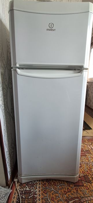 Холодильник Indesit