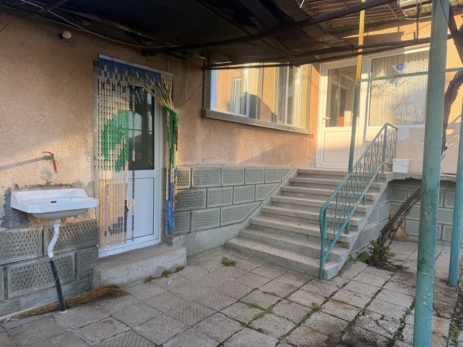 ОТ СОБСТВЕНИК ! Къща с голям двор и два гаража !