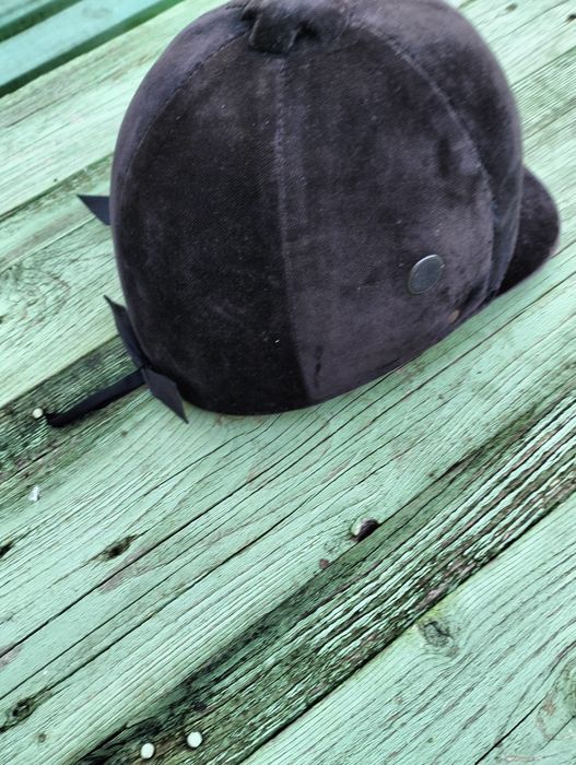 Старинна шапка за конна езда