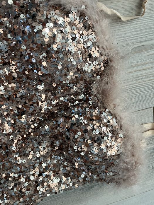 Рокля с пайети и пера