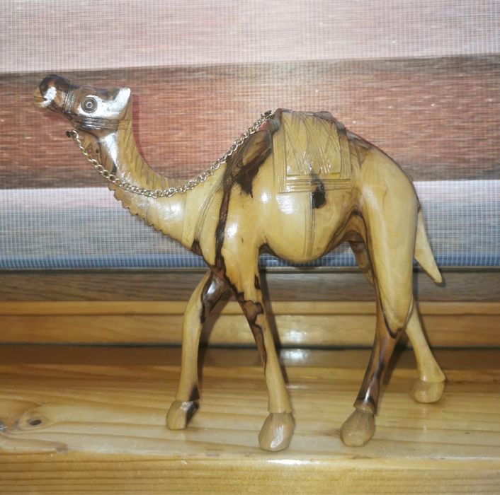 Антикварна ръчно резбована фигура на камила масивно маслиново дърво !