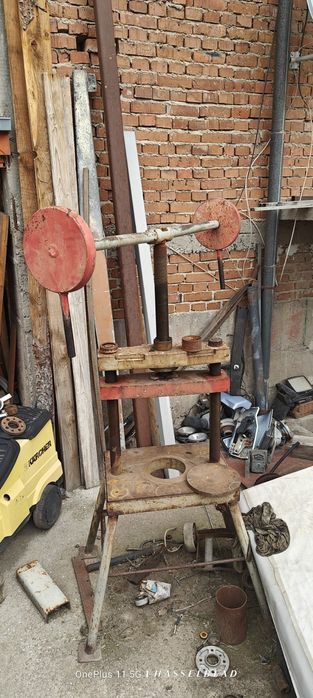 Ръчна винтова преса