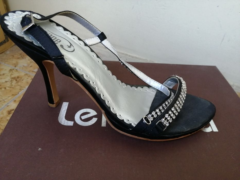 Босоножки на высоких каблуках