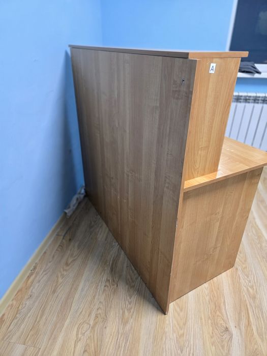 Рабочи стол со стройными ящиками