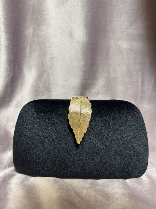 Clutch elegant din catifea cu inchidere decorativa aurie