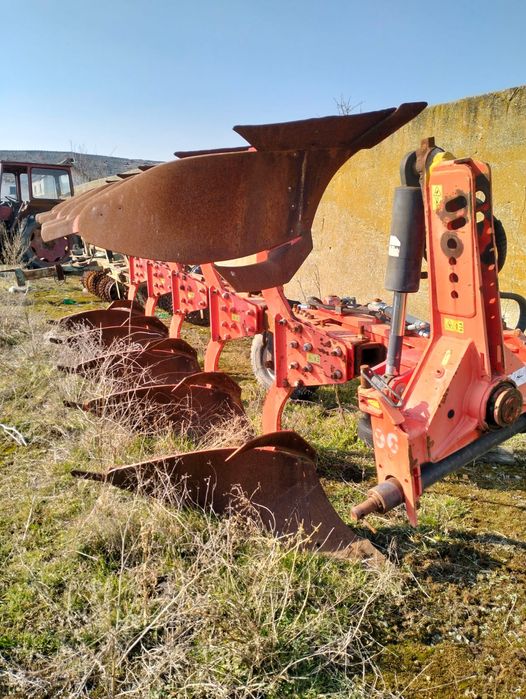Vând mai multe utilaje și combina Fendt 6330
