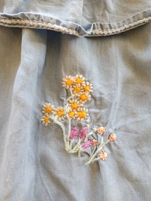 Лятна рокля, украсена с ръчно направени бродерии