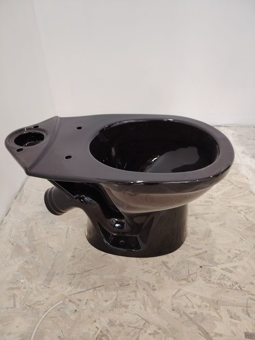 Новый унитаз в упаковке