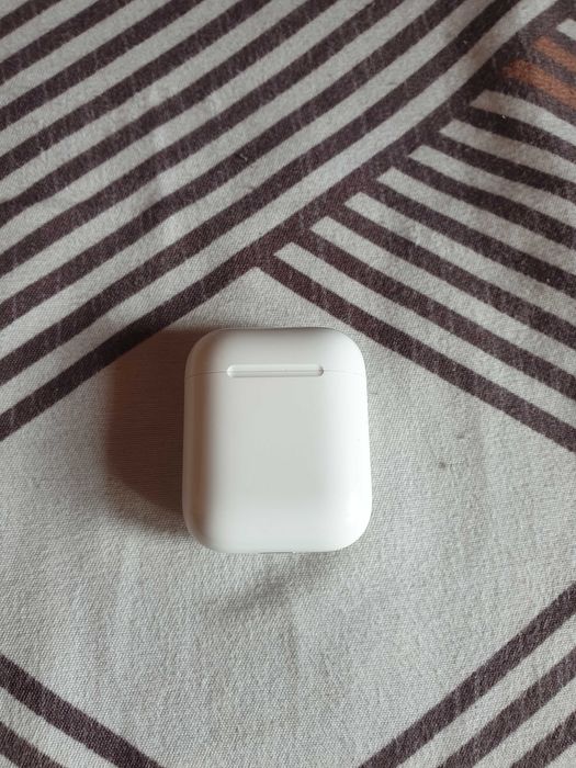 Продам оригинальный кейс от airpods 2.1