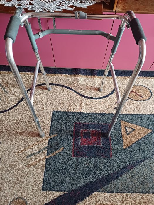 Scaun cu rotile și cadru metalic