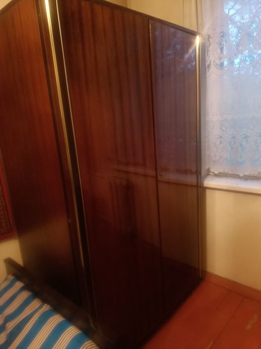 Кровать, плательные шкафы