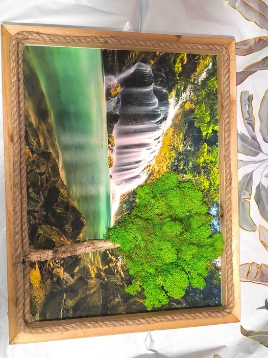 Голяма картина с водопад от скандинавски мъх