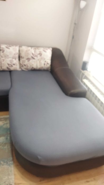 Ьглов диван с лежанка и функция за спане.