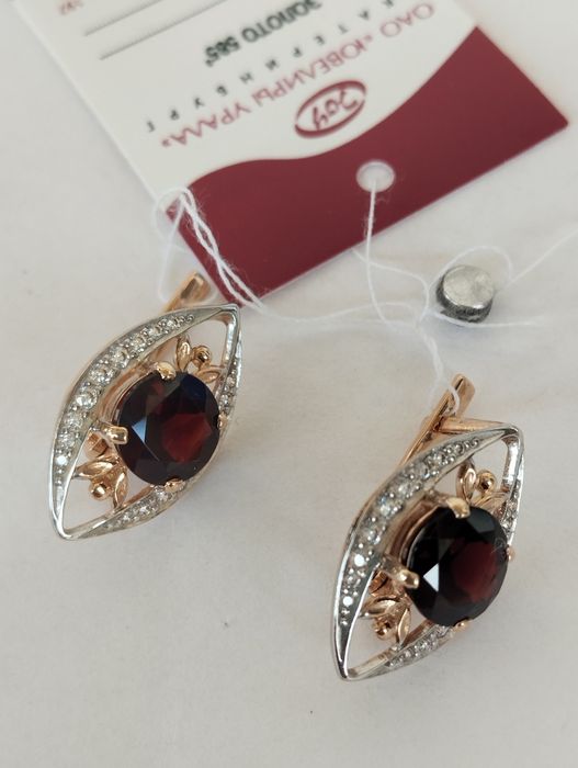 Руски златни обеци с гранати