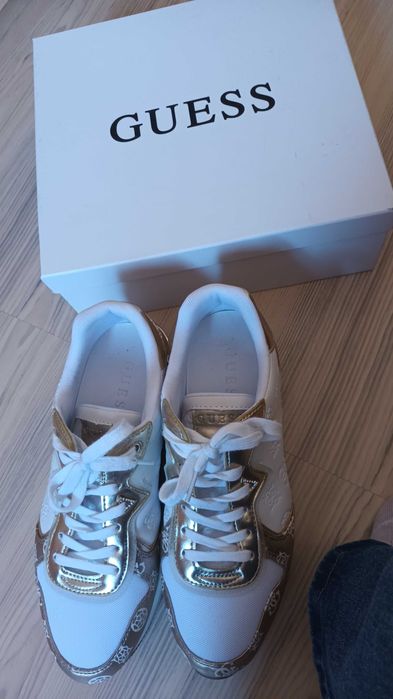 Сникърси Guess нови