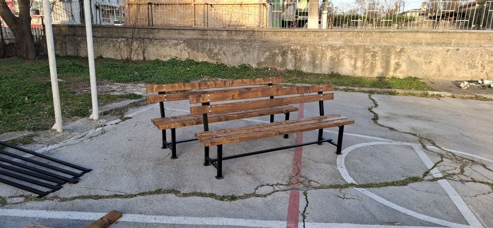 Пейка от прахово боядисан метален профил и иглолистна дървесина.