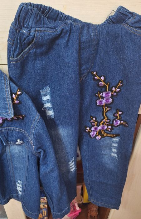 Vand set de blugi geaca si pantaloni in stare foarte buna .Pret75 leii