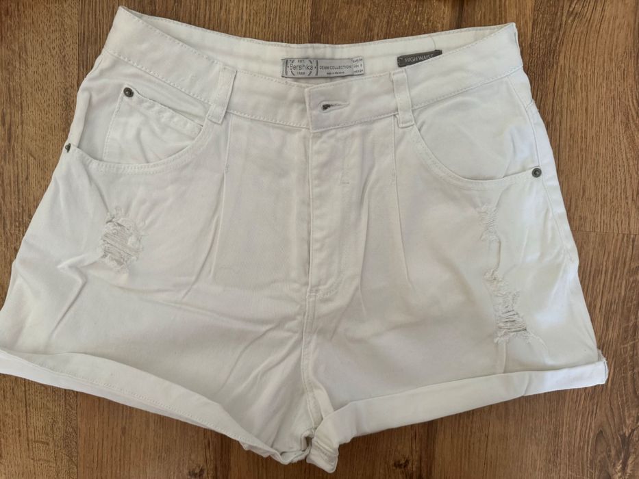 Pantaloni scurți denim alb și bluză dantelă Mango