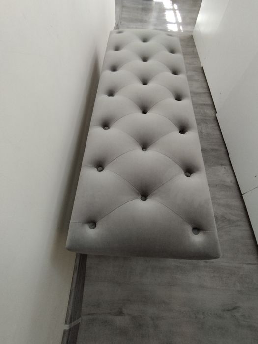 Vând băncuță , bancheta Chesterfield tapițată din catifea gri