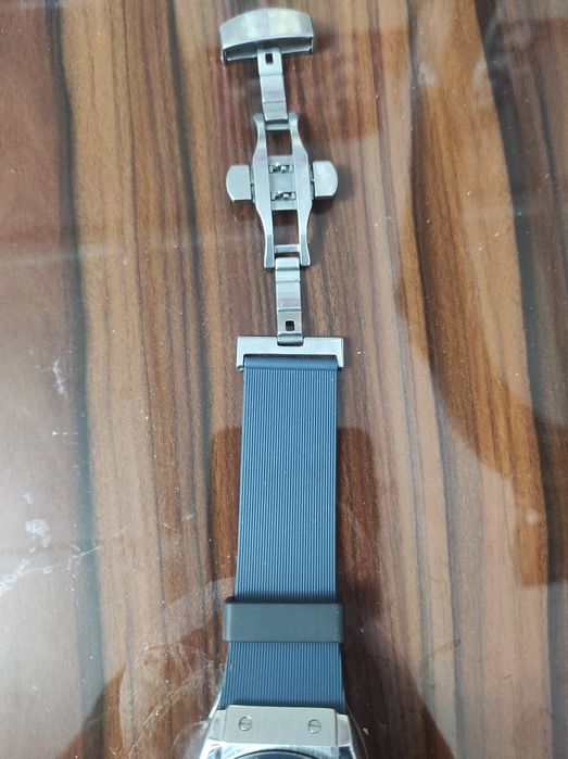 Hublot soat sotiladi