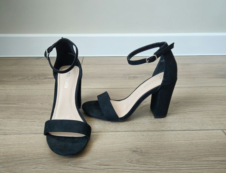 Босоножки черные.