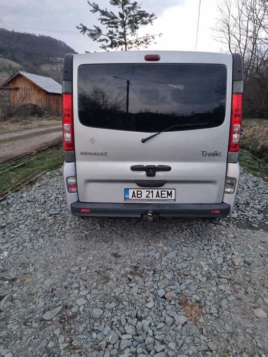 Vând Renault Trafic (8+1 locuri), autoturism spațios și fiabil
