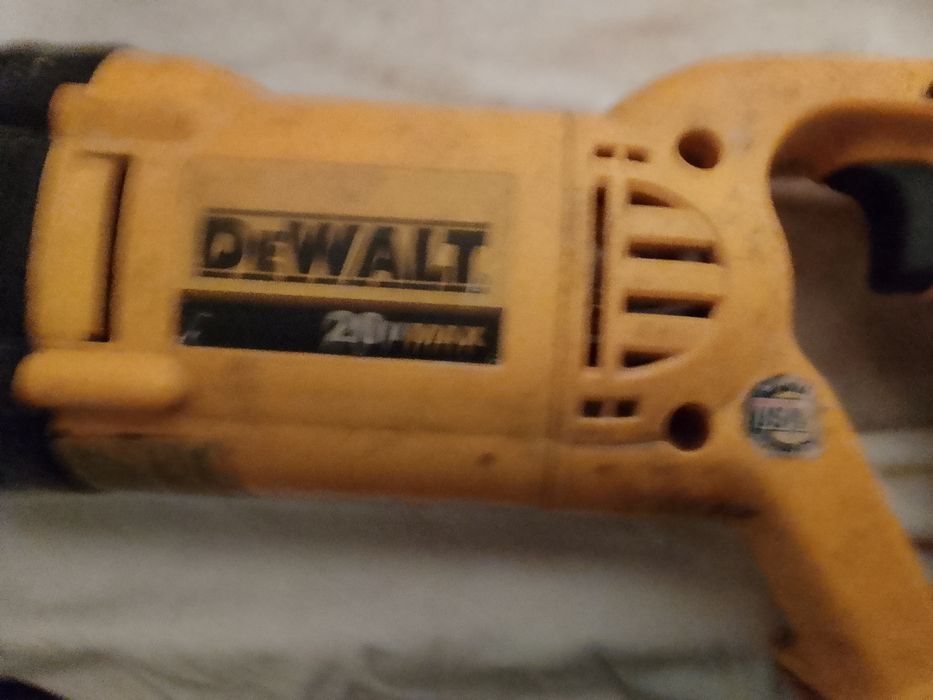 Сабельная пила дэволт