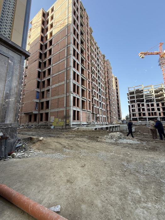 Гагарин Авину 54,5 квадрат Навастройка сотилади 1 этаж каропка холатда