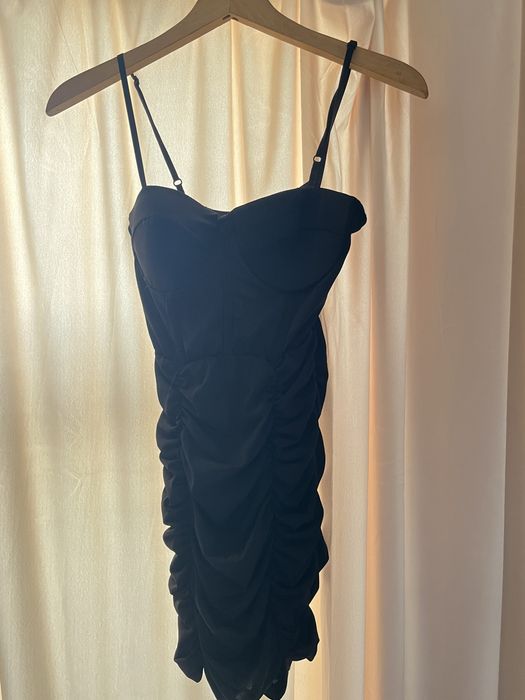 Елегантна черна рокля.