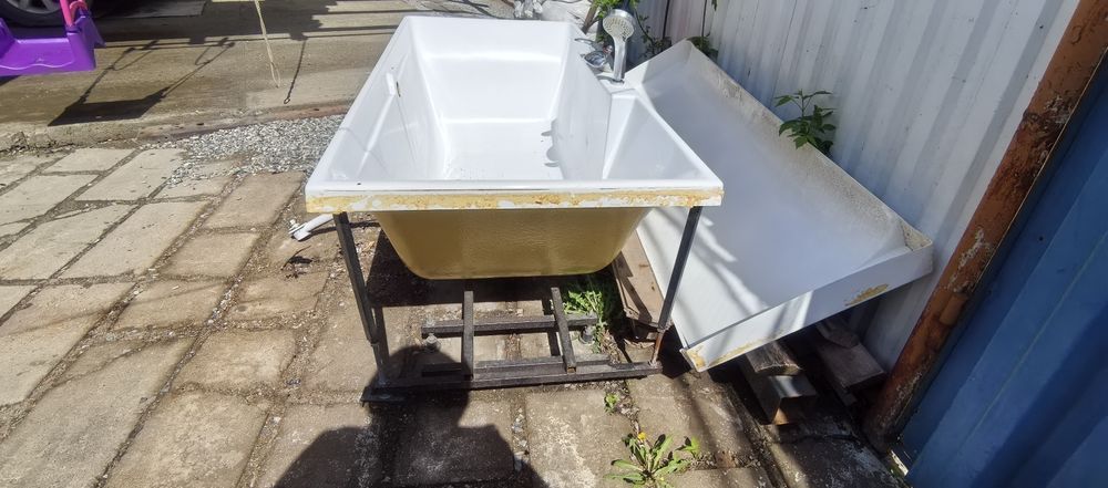 Продам ванну с экраном